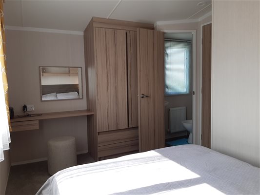 Master bedroom with on suite bathroom in Caravan 4